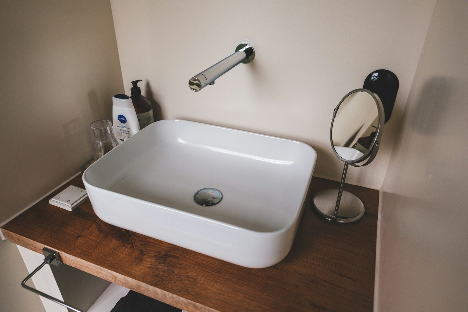 Mischbatterie am Waschbecken mit sichtbarem Wassertropfen am Auslauf