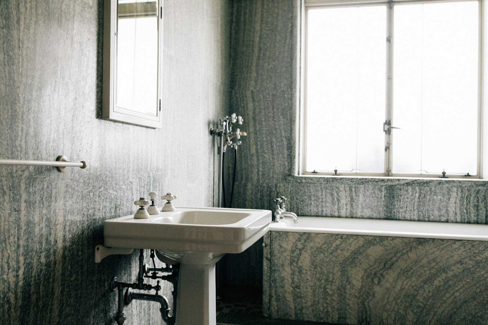 Person arbeitet mit Werkzeug an einem Waschbecken