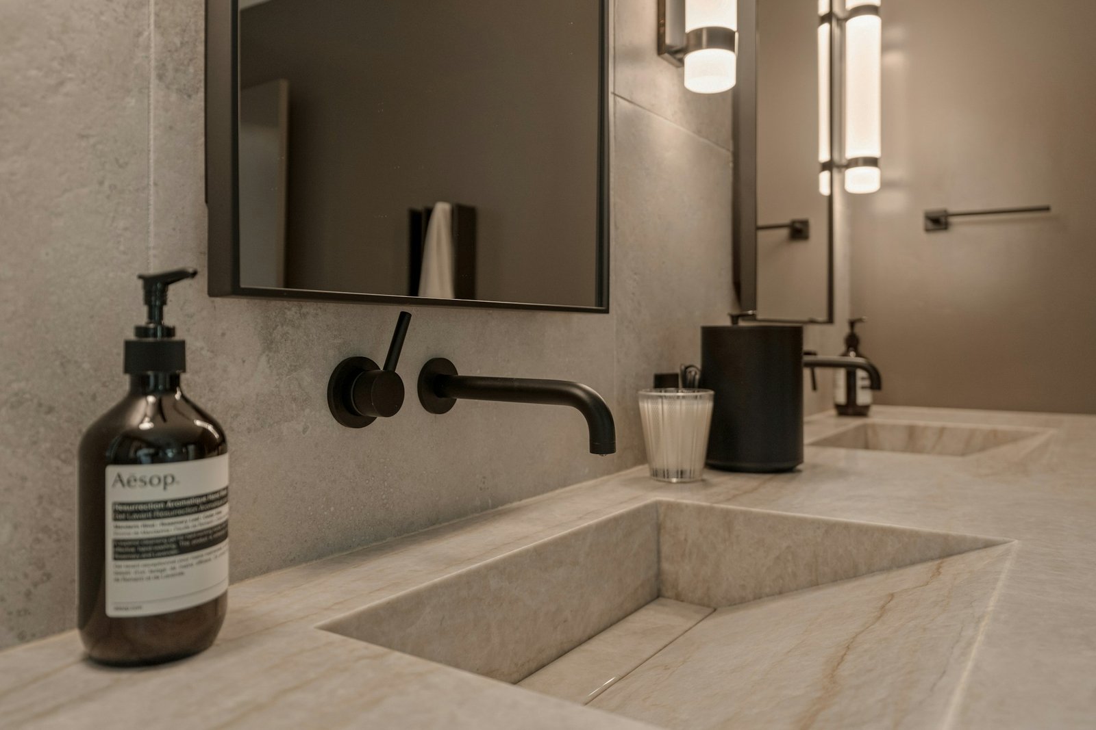 Hand bewegt den Hebel einer Mischarmatur zwischen Warm- und Kaltwasser